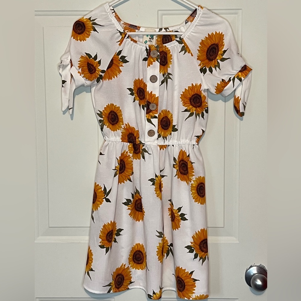 The cutest sunflower dress!! Girls size 10